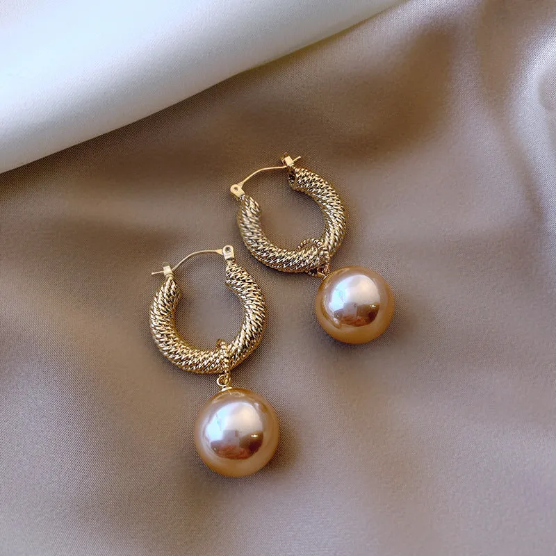 Fashion And Exquisite Super Flash French Retro Metal Pearl Earrings