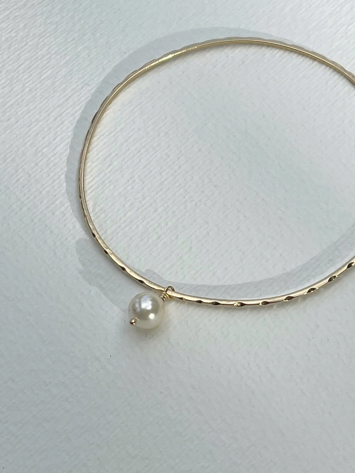 La Pearla bangle | 9k Gold