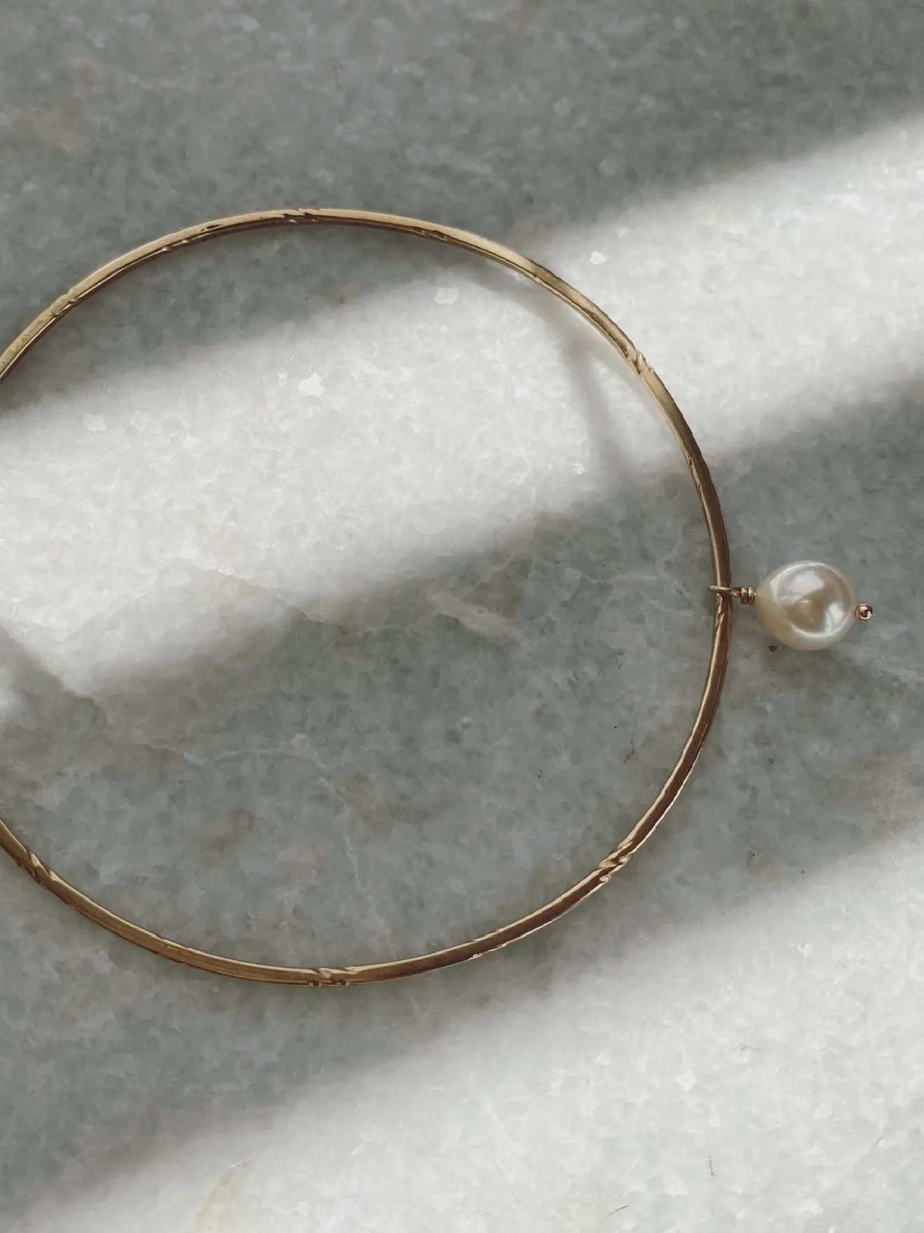 La Pearla bangle | 9k Gold