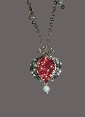 Pomegranate necklace set with pearls